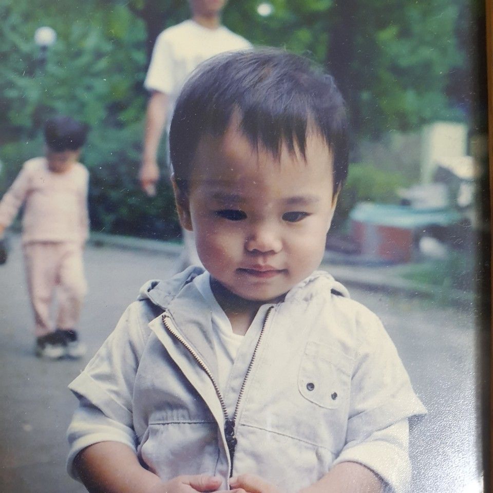 어렸을 땐 조금 사내아이 같이 생겼습니다