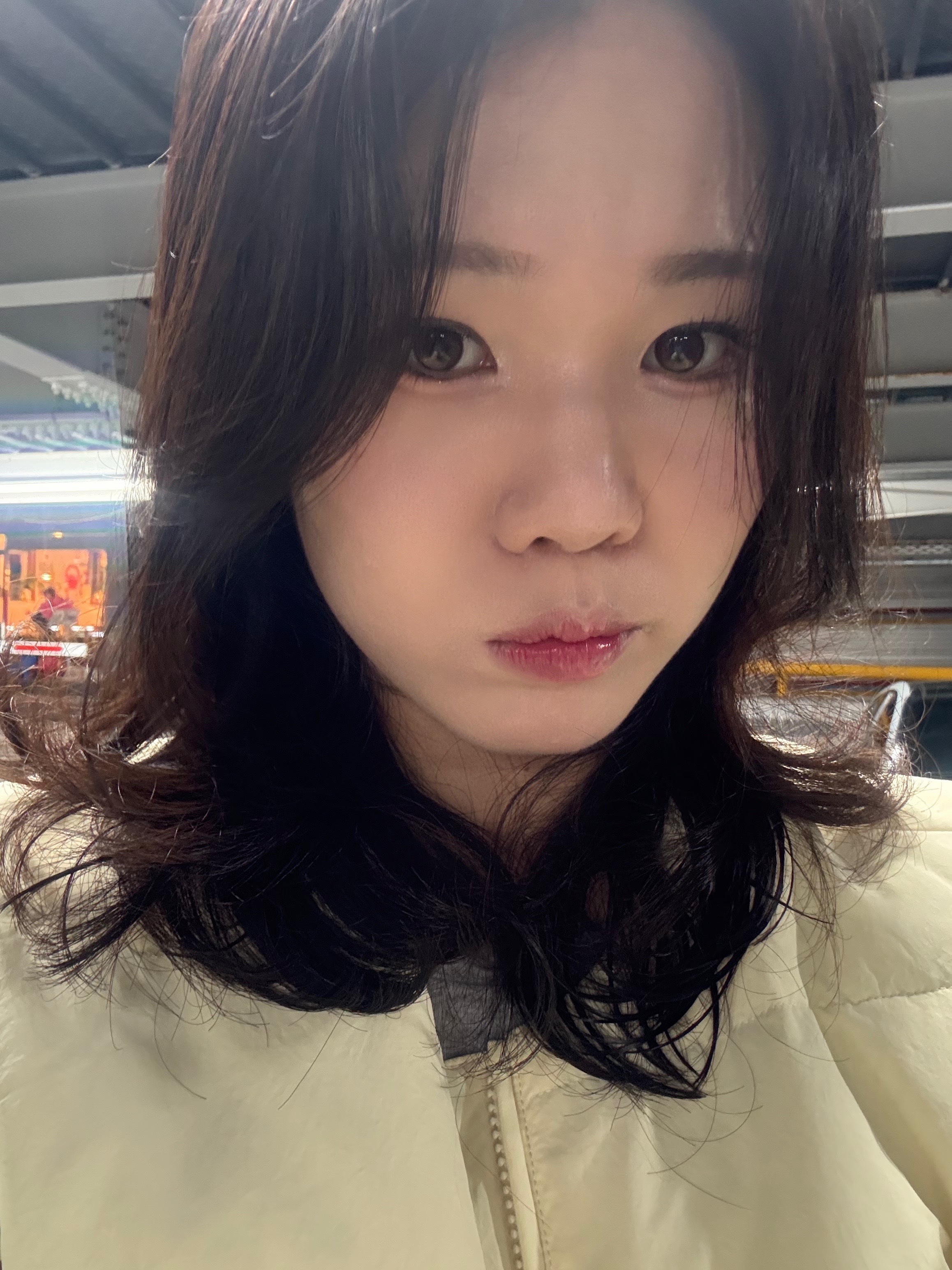 미소 짓고 있는 임혜정의 프로필 일러스트